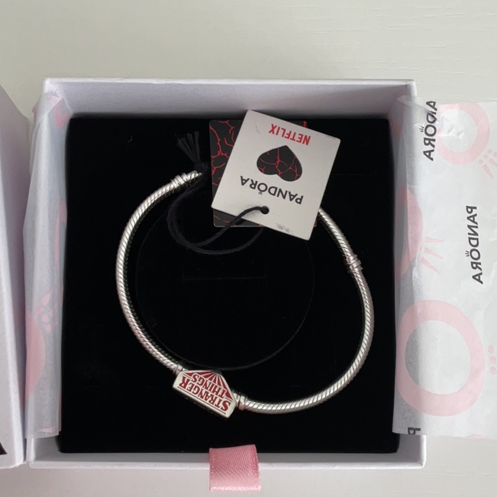 Pandora Silver Bracelet with Smooth Finish and Distinctive Accent
